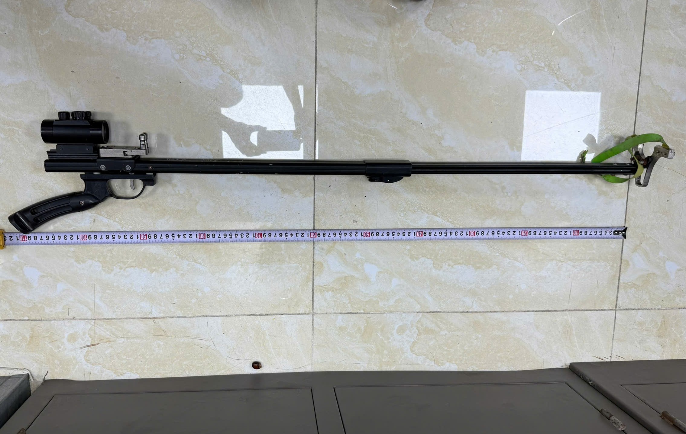 Thông tin về vụ 02 đối tượng làm vỡ kính xe ô tô ở địa bàn phường Dương Kinh